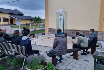 PROCESIJA SA GOSPINIM LIKOM I MOLITVA MLADIH SA ŽUPNIKOM